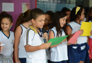 Alunos do Fundamental I contam para os familiares e responsáveis histórias de Ziraldo. (Foto: Gian Cornachnini)