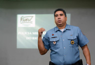 O 2º Sargento Luciano, da PMERJ, alertou sobre os problemas envolvidos no uso de drogas. (Foto: Gian Cornachini)
