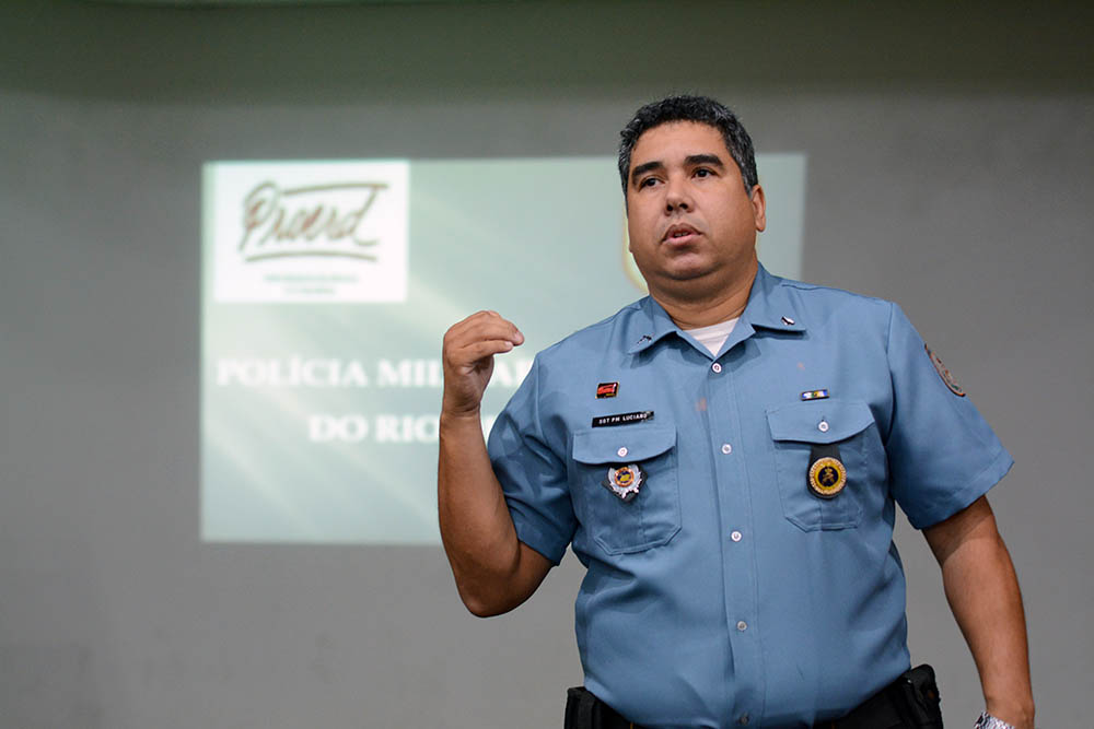 O 2º Sargento Luciano, da PMERJ, alertou sobre os problemas envolvidos no uso de drogas. (Foto: Gian Cornachini)