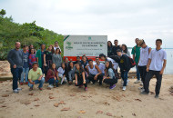 Grupo posa em frente à placa da APA de Guapimirim