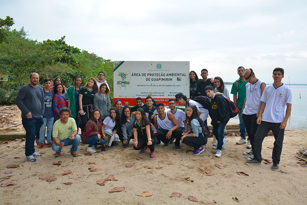 Grupo posa em frente à placa da APA de Guapimirim